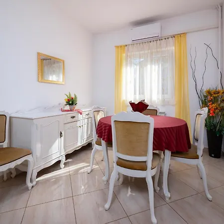 Apartman Jenny Br 1 *